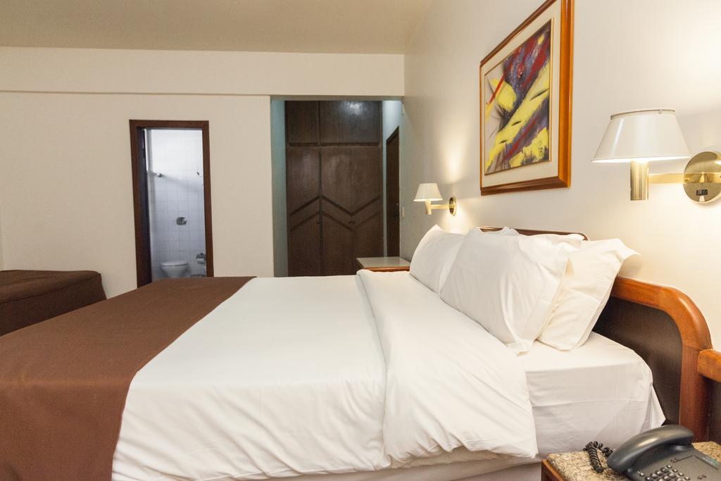 Dimas Lessa Hotel Montes Claros Esterno foto
