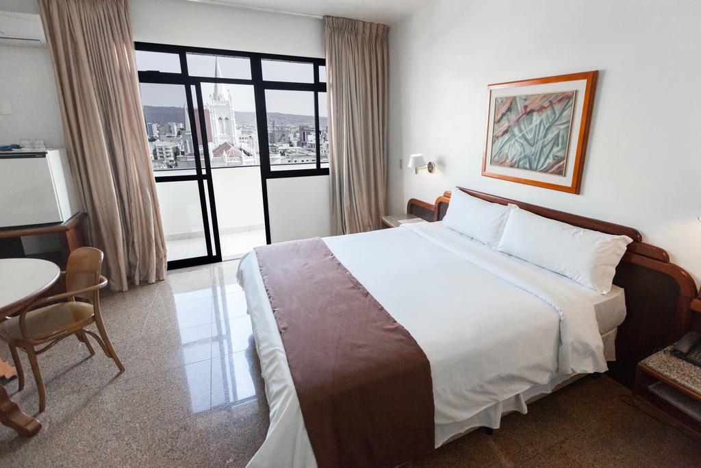 Dimas Lessa Hotel Montes Claros Esterno foto